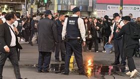 東京最繁忙十字路口驚傳縱火！男子寶特瓶裝燈油當街潑灑引燃。（圖／翻攝自X平台 @taku810816）