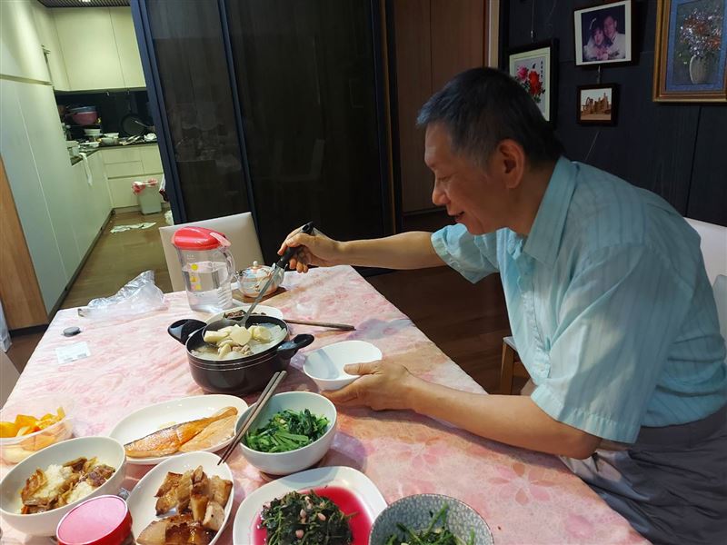 陳佩琪上傳的柯文哲吃飯照片中，可見廚房似乎十分凌亂。（圖／陳佩琪臉書）