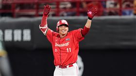 味全龍一壘手朱育賢敲出再見安打。（圖／味全龍提供）