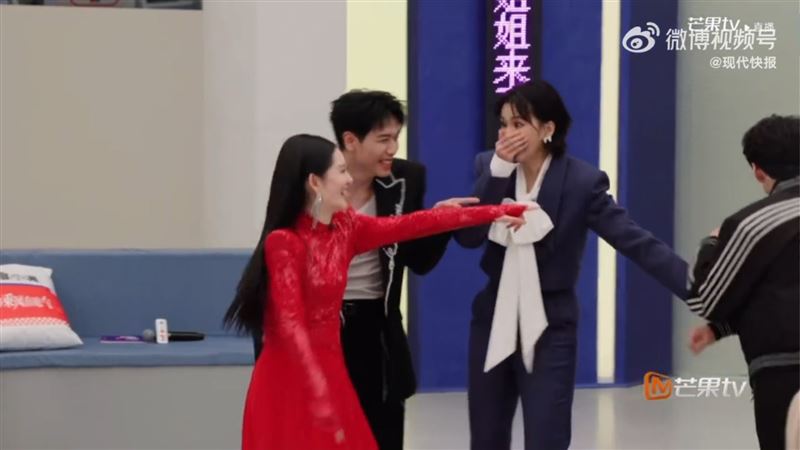 曾沛慈登上《浪姐7》直播，聽聞〈夠愛〉瞬間嚇壞。（圖／翻攝自微博）