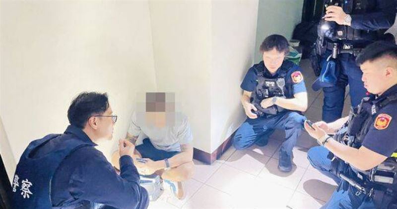 桃園男見警秒躲大樓還藏陽台，毒品盜刷全曝光。（圖／翻攝畫面）