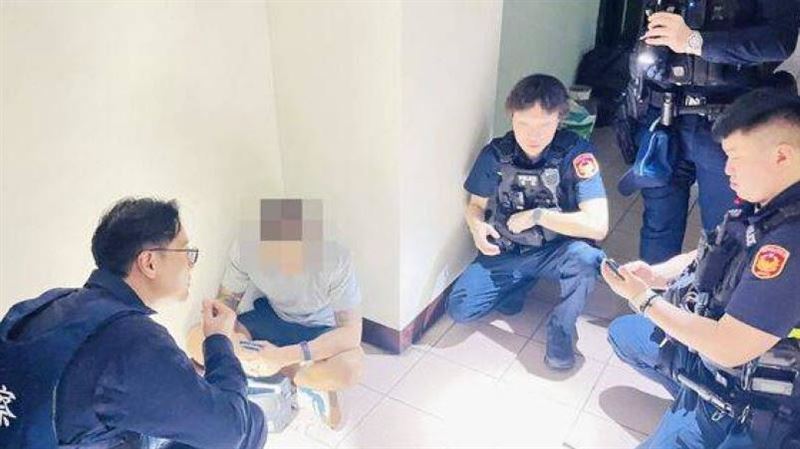見警秒閃躲！男躲4樓陽台仍被被抓