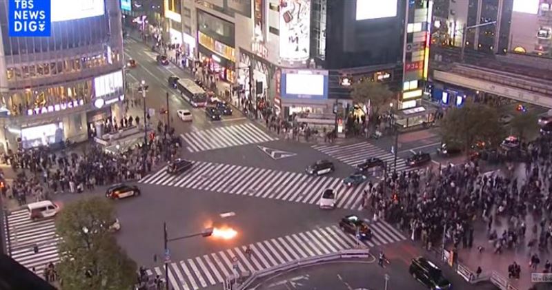 澀谷十字路口突發縱火，路口中央瞬間竄出火舌。（圖／翻攝自YT， TBS NEWS DIG Powered by JNN）