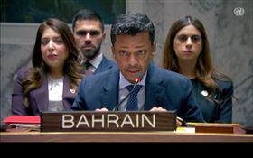 巴林駐聯合國大使賈邁勒‧阿爾羅瓦伊在海灣合作委員會決議投票前表示：「135個國家共同發起海灣合作委員會決議，這反映了各國對伊朗襲擊海灣合作委員會成員國和約旦的危害性的集體認知。」（圖／翻攝自X平台 @arabnews）