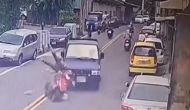 彰化鹿港一名阿嬤騎車出門買菜準備拜拜,遭一輛闖紅燈的貨車從後方追撞。(圖/翻攝畫面)