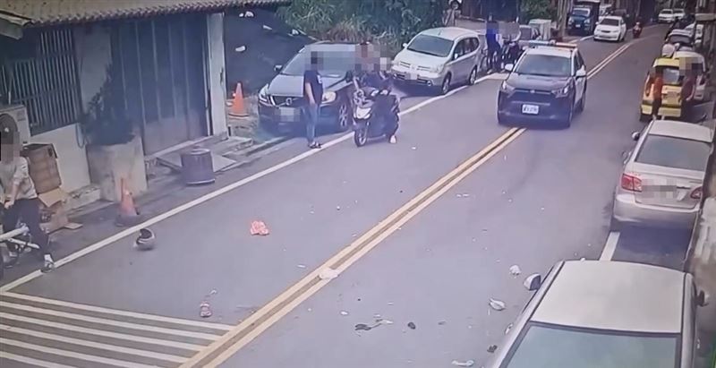毒駕小貨車為了躲避警方追查,逃逸過程撞死買菜嬤。(圖/民眾提供)
