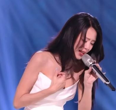 江語晨唱《最後一頁》唱到大走音，慘淪車禍現場。（圖／翻攝自《浪姐7》）