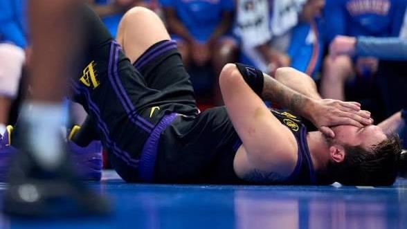 洛杉磯湖人隊證實，當家球星東契奇（Luka Doncic）因左腿筋2級拉傷，確定缺席剩餘5場例行賽。（圖／翻攝自X平台 @LegionHoops）