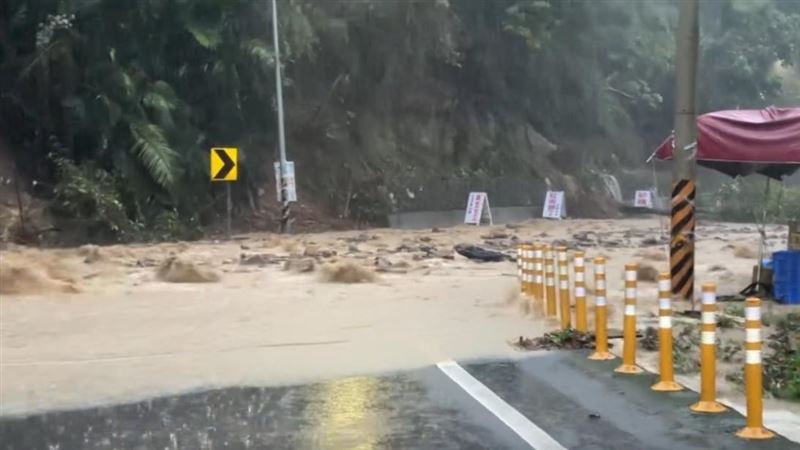 苗栗縣南庄鄉124乙縣道,路面積滿滾滾黃泥水。(圖/翻攝Threads@stanley.liang)