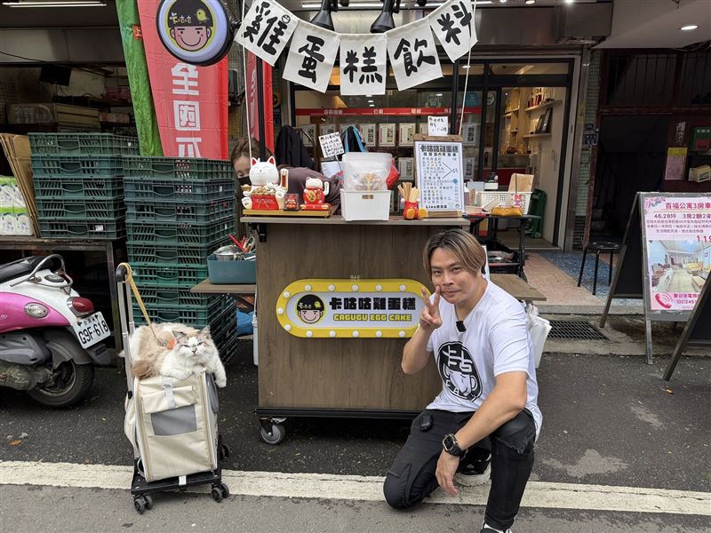 卡古先前在基隆擺攤賣雞蛋糕。（圖／翻攝自臉書）