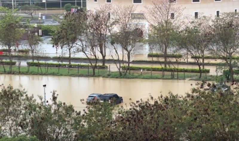 大雨炸苗栗!高鐵附近停車場變「游泳池」