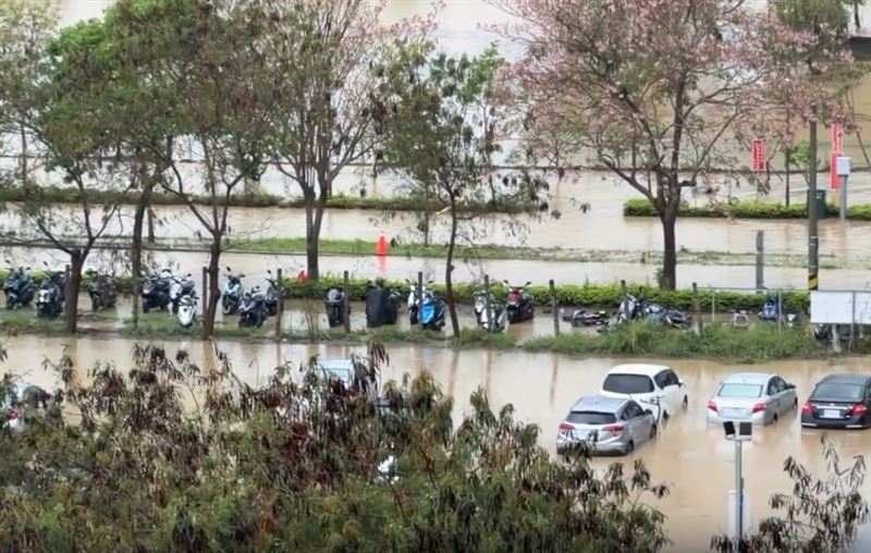 苗栗高鐵附近的停車場發生淹水。（圖／Threads＠pigpig0972）