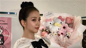 BLACKPINK成員JISOO（金智秀）推出和HELLO KITTY的聯名企劃。（圖／翻攝自IG @sooyaaa__）
