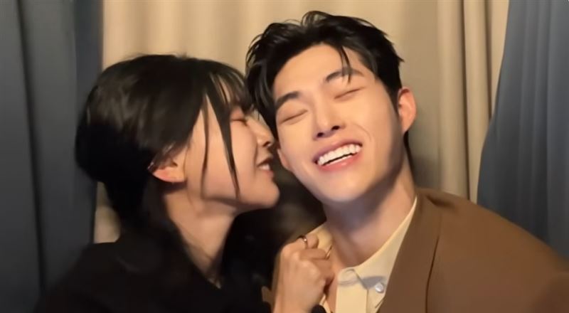 宋承一與金珉志兩人拍攝超親密大頭貼互動自然。(圖/翻攝自YouTube@김민지 KIMMINGEE)