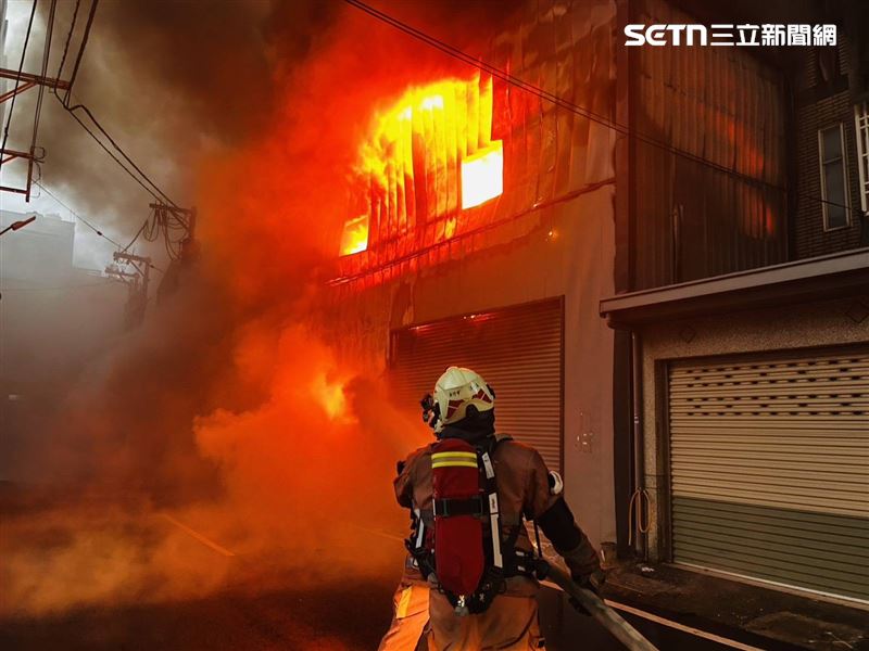 連假2日毀了!大火狂燒新竹「300坪廠房」,數公里外驚見黑煙竄天。(圖/翻攝畫面)