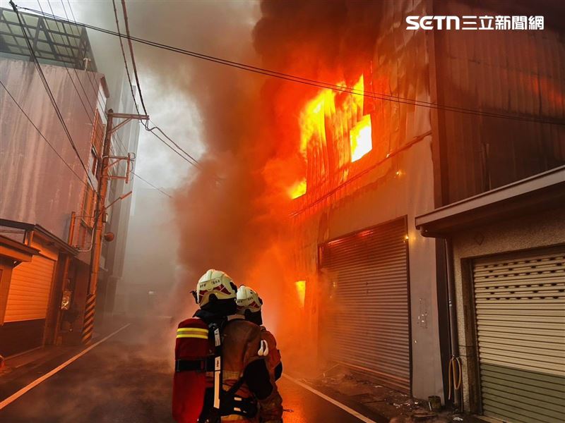 連假2日毀了!大火狂燒新竹「300坪廠房」,數公里外驚見黑煙竄天。(圖/翻攝畫面)