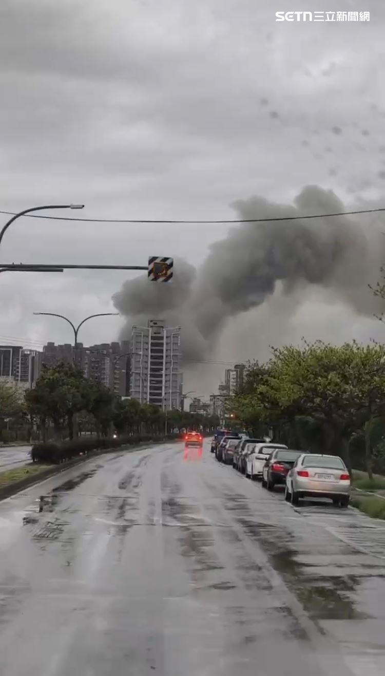 連假2日毀了!大火狂燒新竹「300坪廠房」,數公里外驚見黑煙竄天。(圖/翻攝畫面)