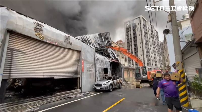 連假2日毀了!大火狂燒新竹「300坪廠房」,數公里外驚見黑煙竄天。(圖/翻攝畫面)