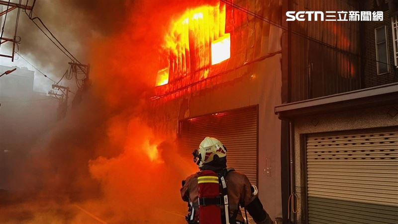 新/連假2日毀了!大火狂燒新竹300坪廠房