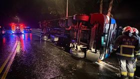 新北新店區北宜公路15.8公里處，發生大貨車翻覆事故。（圖／翻攝畫面）