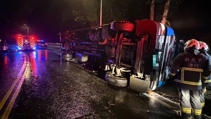 疑天雨路滑!北宜公路大貨車翻覆2傷送醫