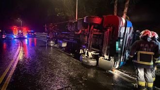 疑機械故障！北宜公路大貨車翻覆2傷送醫