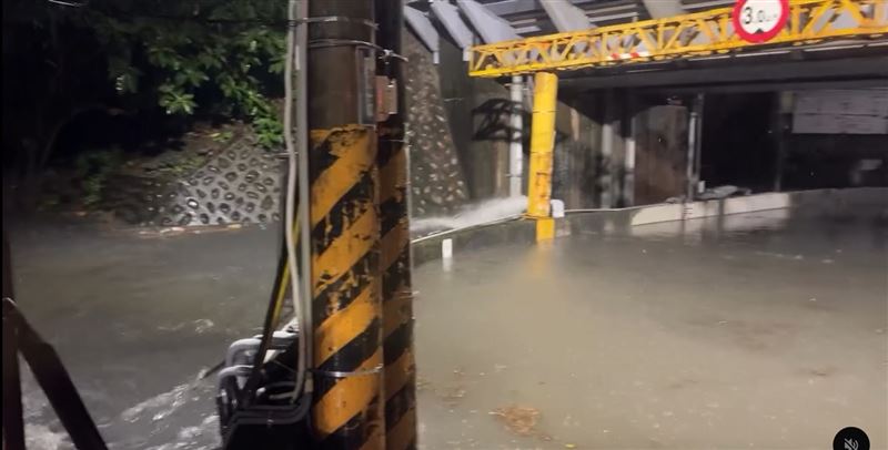 新竹市太原路地下道今(4)日凌晨受鋒面強降雨影響,發生嚴重淹水。(圖/翻攝自Threads @raker_young)