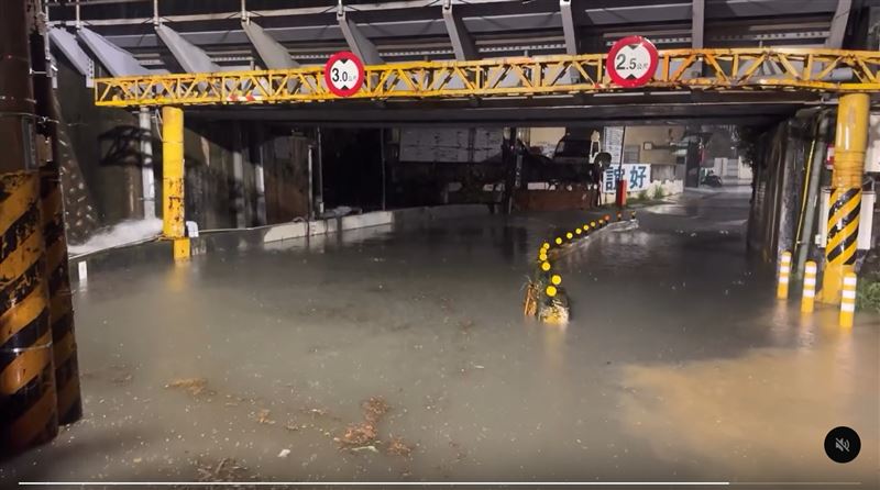 新竹深夜大淹水!閘門故障保全急車身擋水
