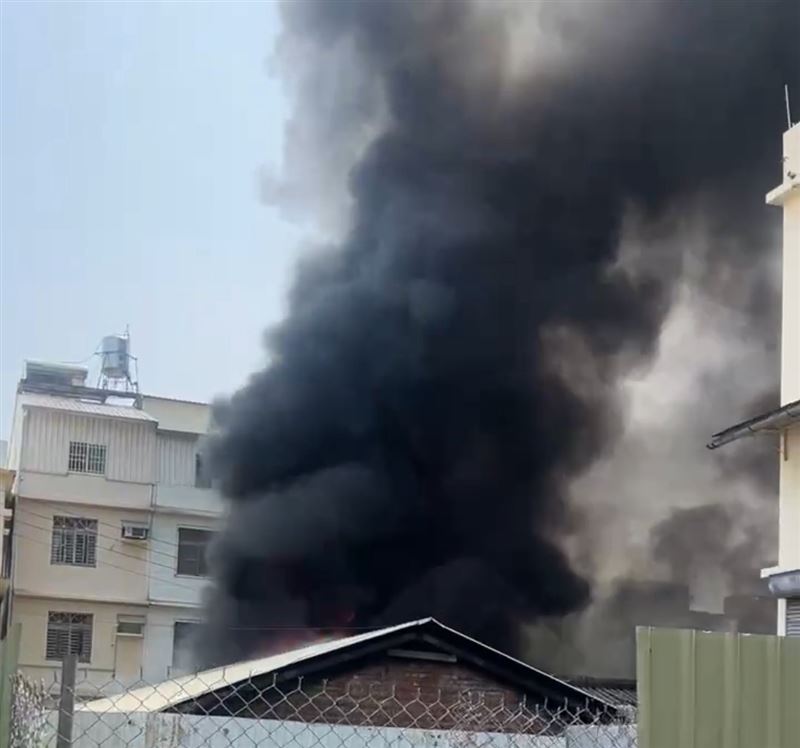 警消趕抵救災時,起火平房已竄出黑煙。(圖/翻攝畫面)