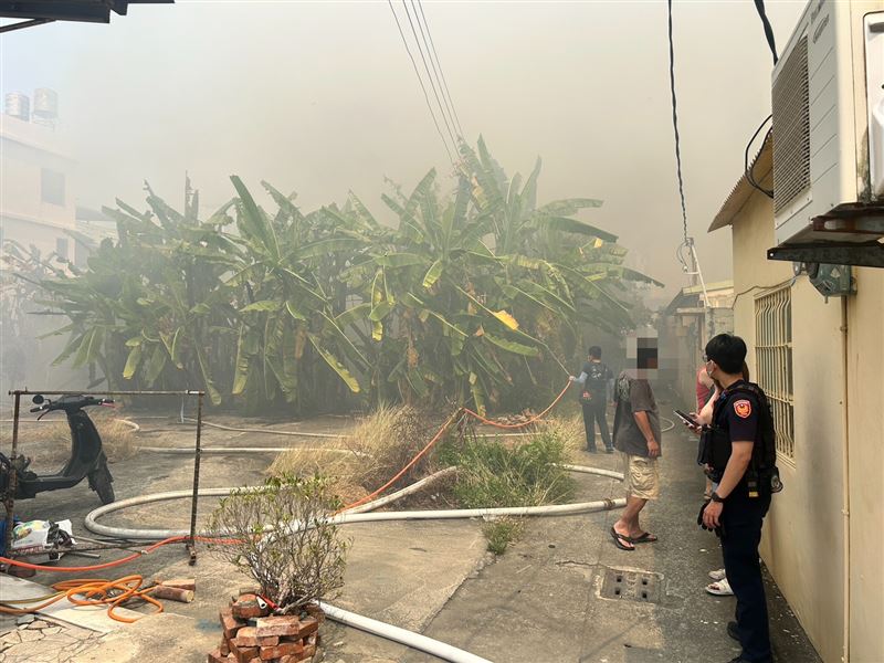 張鄭姓婦人的住處不停有煙霧竄出,沒想到警消入內搜索時,發現婦人被回收物重壓無法逃生,當場喪命。(圖/翻攝畫面)