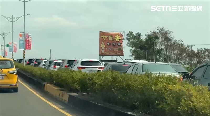 3日上午南下湧現車流。(圖/記者朱俊傑攝影)