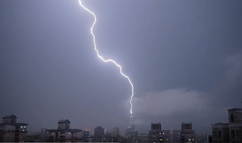 北部民眾驚見「超大閃電」擊中台北101。(圖/Threads@wuchu2013)