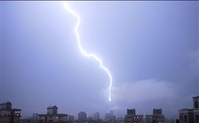 北部民眾驚見「超大閃電」擊中台北101。（圖／Threads＠wuchu2013）