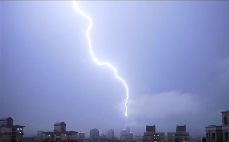 雷神降臨!超粗閃電擊中台北101畫面曝光
