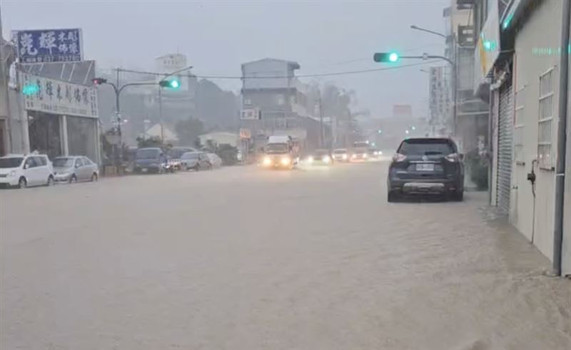 苗128縣道幾乎成汪洋一片。(圖/翻攝自Threads)