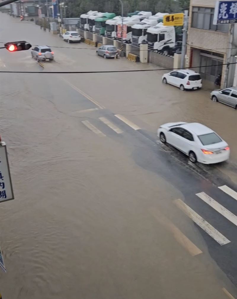 國3通霄匝水淹匝道至128縣道近200公尺,幾乎成「划水道」。(圖/翻攝自Threads)