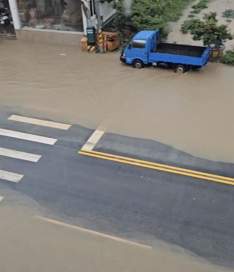 雙向車道積滿混濁泥水。(圖/翻攝自Threads)