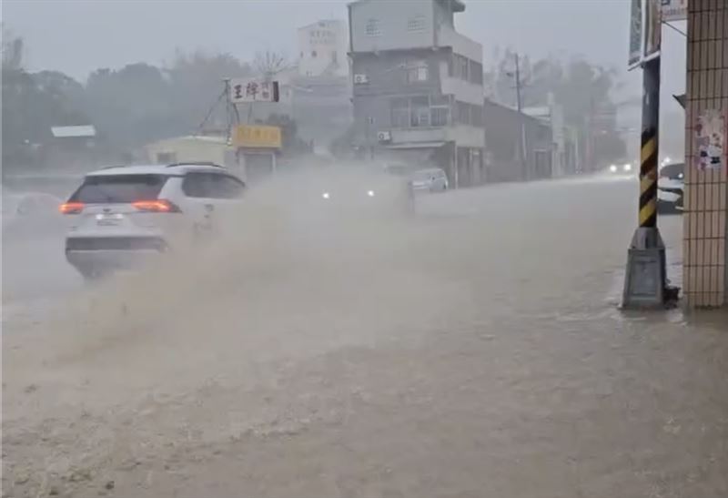 國3通霄匝道口積水。（圖／翻攝自Threads）