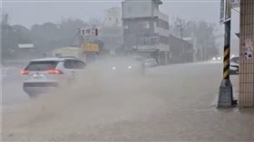 雨彈炸苗栗！國3通霄匝道口成「划水道」積水長200米　車輛激起大量水花（圖／翻攝自Threads）