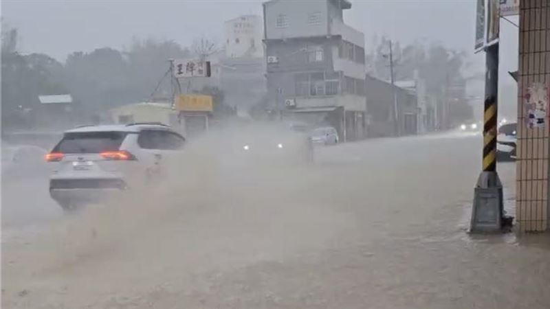 雨彈炸苗栗!國3通霄匝道口成「划水道」