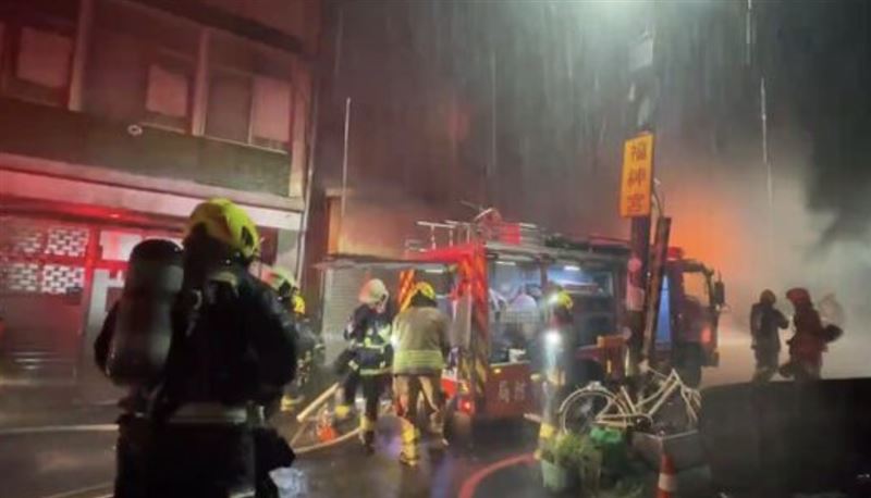 消防員獲報趕抵時透天厝已全面燃燒。（圖／翻攝畫面）