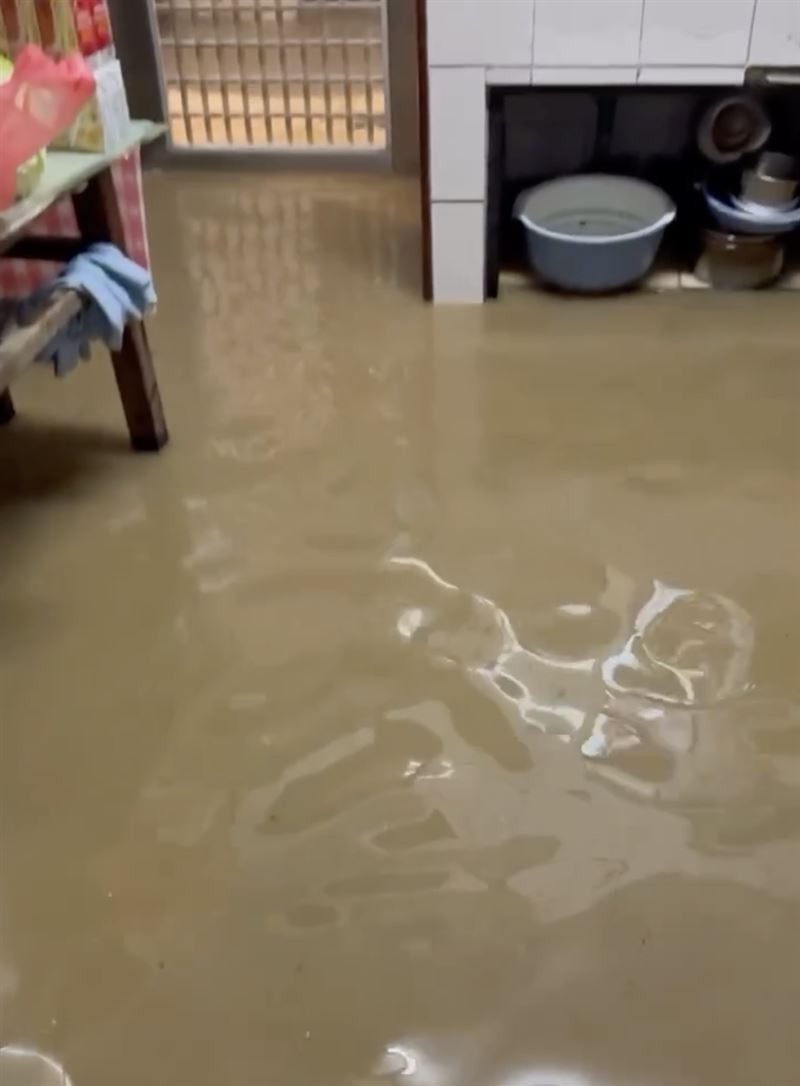 泥水灌入家中，許多家電、家具通通泡在水中。（圖／翻攝自Threads @_ivan0804_）
