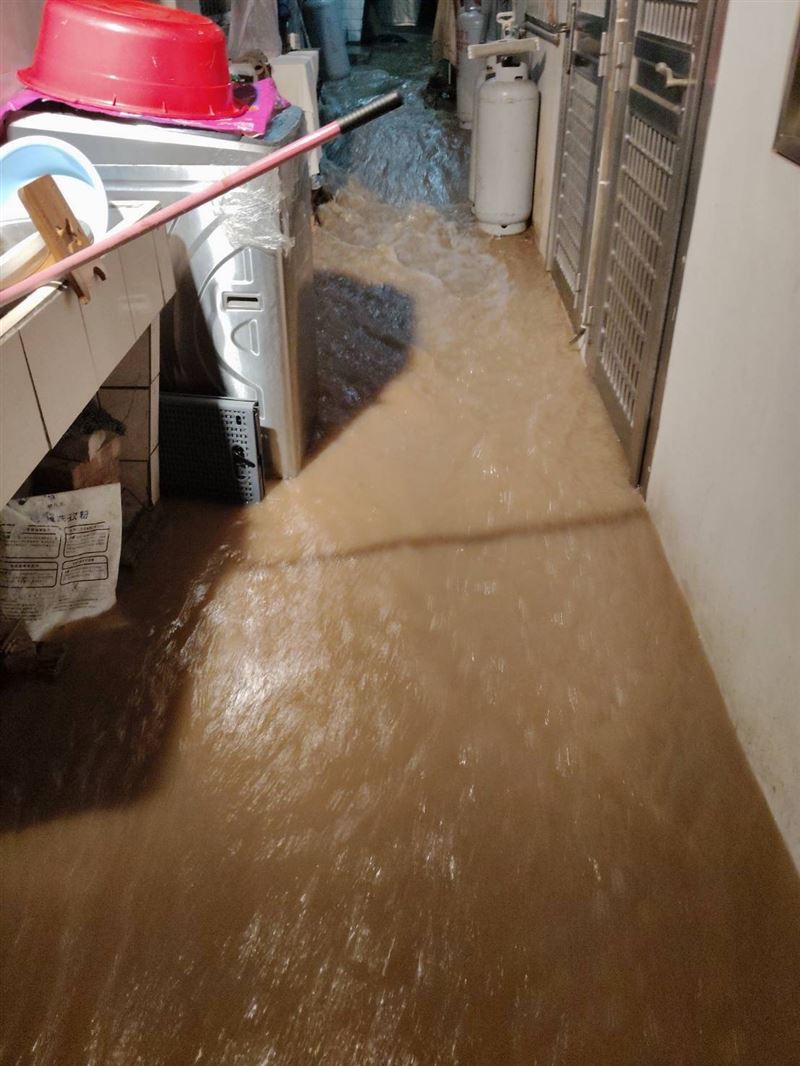連夜大雨過後，滾滾泥水灌入家中。（圖／翻攝自Threads @_ivan0804_）