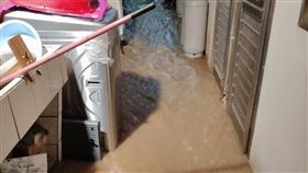 雨彈炸苗栗！住家「3樓淹水」家具家電全泡湯　網友苦中作樂：換泳褲了（圖／翻攝自Threads）