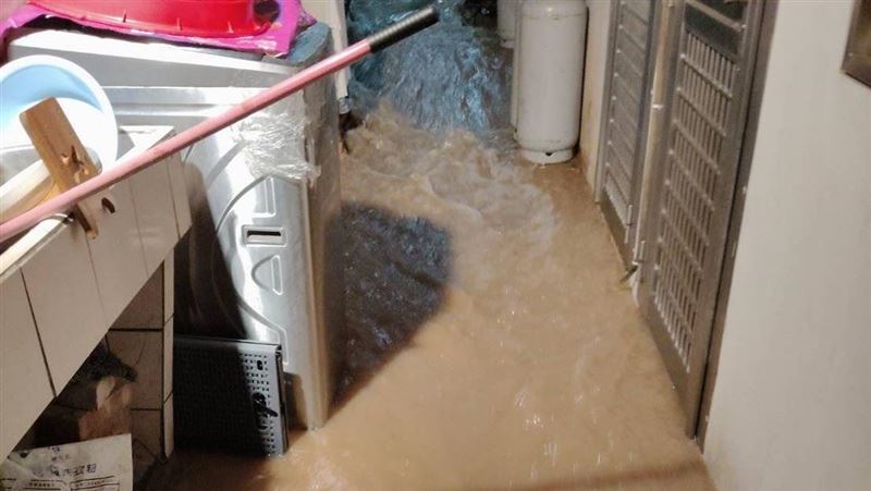 苗栗民宅3樓淹水！住戶苦中作樂：換泳褲