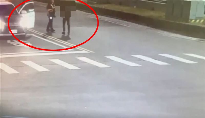 印尼男狂踹警車！百米狂奔後慘遭壓制