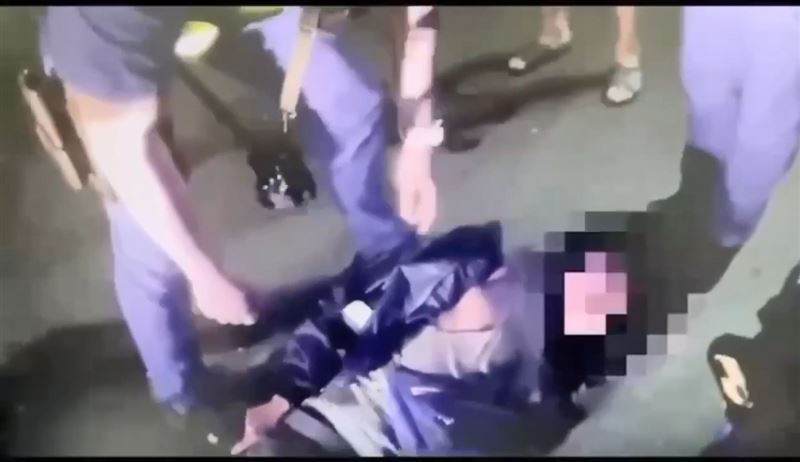 印尼男子在追逐百米後被壓制逮捕。（圖／翻攝畫面）