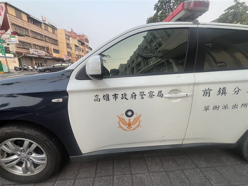 被踹的警車車門些微凹陷。（圖／翻攝畫面）
