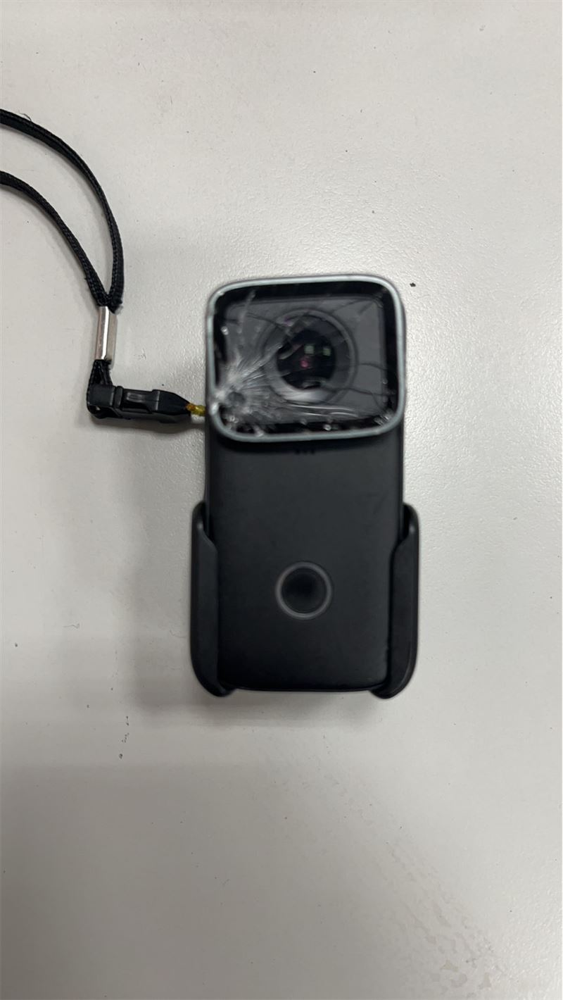 被丟擲的密錄器玻璃碎裂。（圖／翻攝畫面）