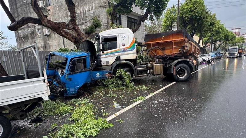 天雨路滑！砂石車失控撞7車　56歲婦骨折